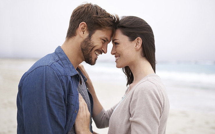 Мужчина и женщина смотрят друг другу в глаза фото