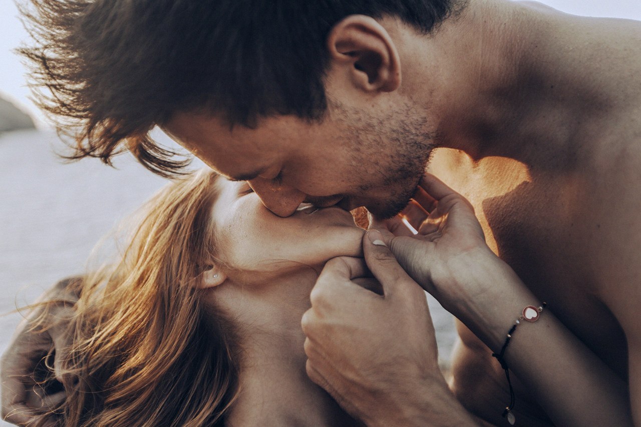 Поцелуй - это измена или нет: мнения мужчин и женщин. pic. 