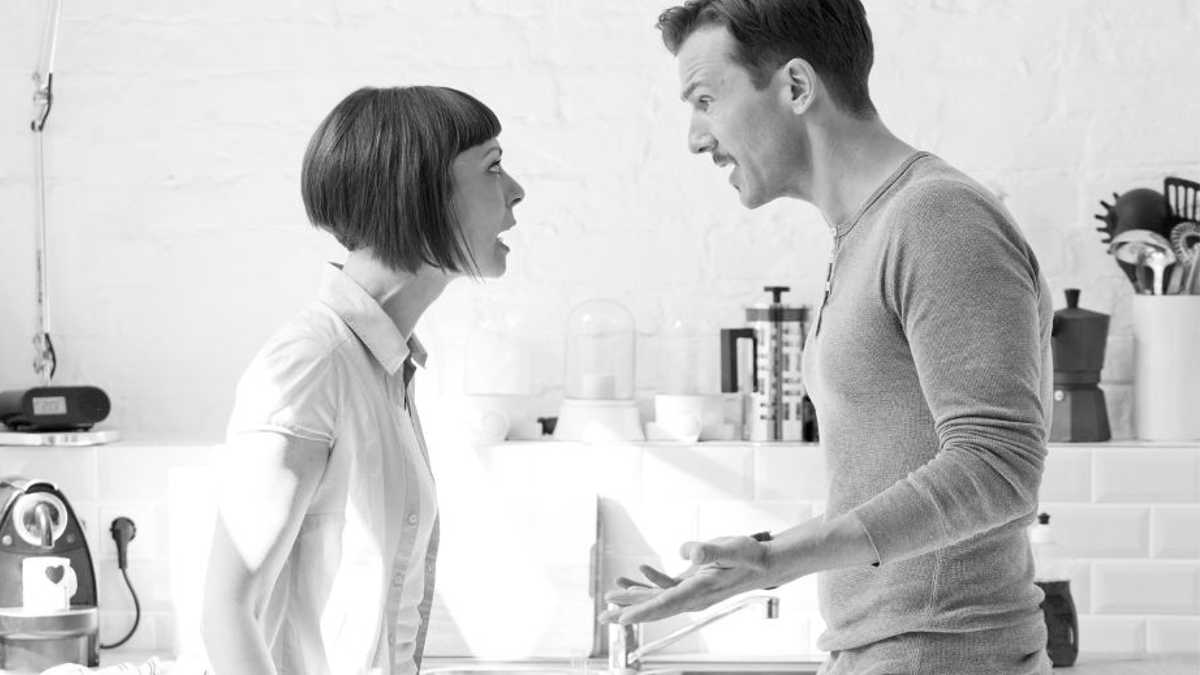 Жену раздражает муж. Ссора на кухне. Мужчина и женщина ругаются на кухне. Женщина спорит с мужчиной на кухне. Супруги ссорятся на кухне.